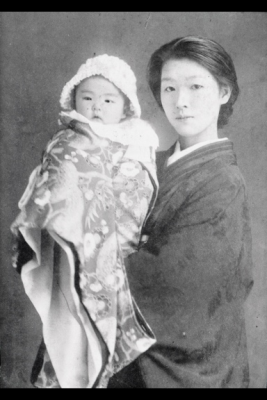 長女・新子を抱く安子の画像