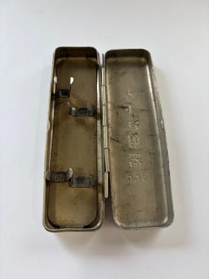 皮下注射器の空き箱の蓋を開けた写真