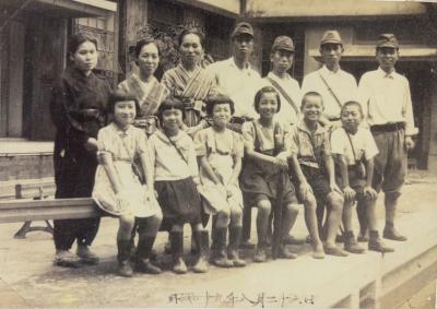 学童集団疎開する子どもと両親たちの写真