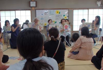 赤ちゃんるーむでのオカリナ演奏の様子