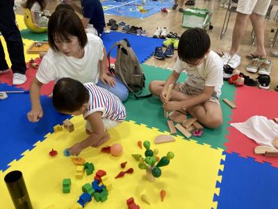 おもちゃ遊びをしている子どもたちの様子