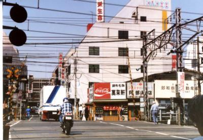 1994年の調布駅西の踏切の写真