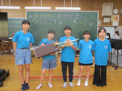 第一小学校トランペット寄附時の様子の画像