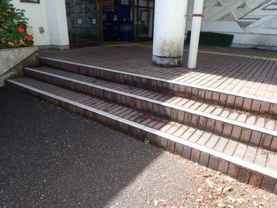 改修工事を実施するエントランス(階段)の写真