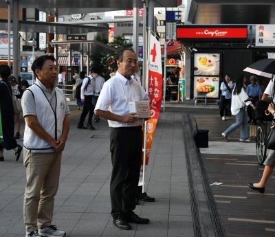 街頭募金中の写真