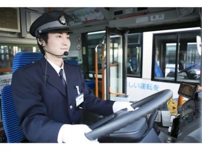 京王バス男性運転士の画像