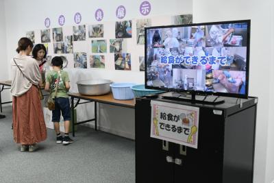 機具展示を楽しむ様子
