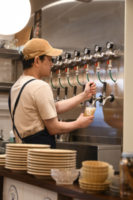 ビールを注ぐ平良さんの写真