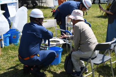 携帯トイレ作成の説明の様子