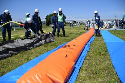 調布消防署による連結水のう工法の様子