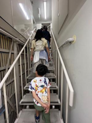 バックヤードツアー開始して階段を登っている写真