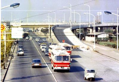 調布インターチェンジ手前の甲州街道(1967年)の写真