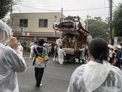 甲州街道を横断する山車の写真