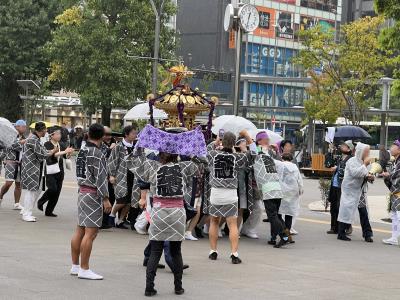 駅前を練り歩く神輿の様子