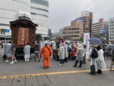 駅前広場の神輿と山車の写真
