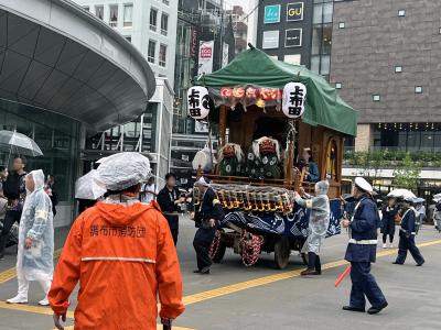 獅子舞が乗った山車の写真