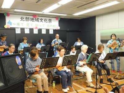 ウクレレ演奏の写真