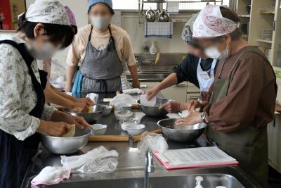講師が見守る中生地を作っている写真