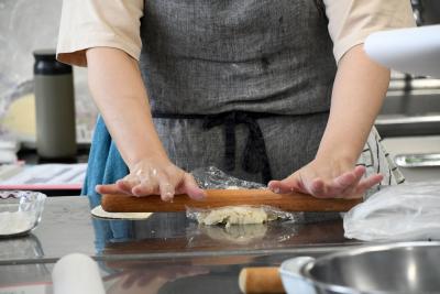麺棒で手前から生地の中央に伸ばしている写真