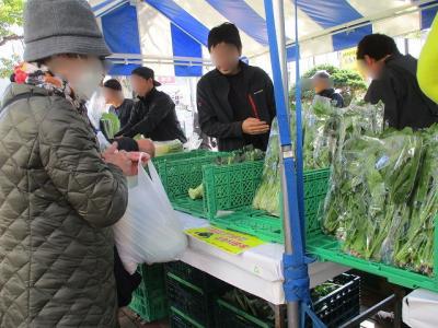 野菜袋詰めをしている人の寄りの写真