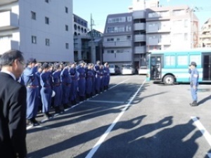 花火大会警戒前の整列の様子