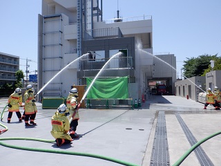 建物一斉放水の写真