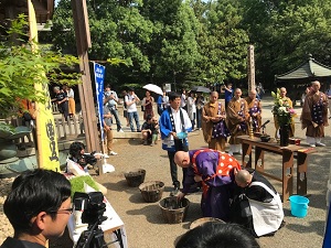 深大寺の張堂住職によるお田植えの儀の写真