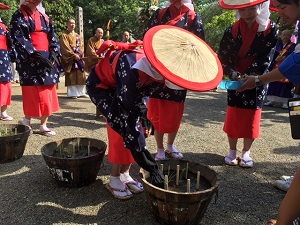 深大寺お田植えの儀をしている写真