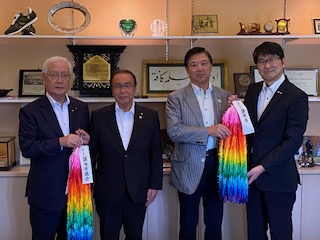 写真左から佐藤議長、渡辺議長、長友市長、田上市長