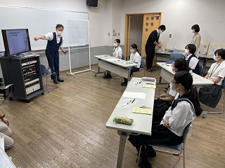 事前学習会で説明を受ける様子の写真