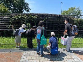 掩体壕を見学する写真