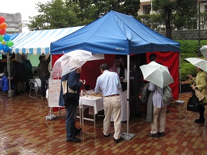 多くの方が試食している様子の写真