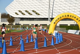 ランニングで競い合う選手の写真