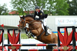 馬術を行っている選手の写真