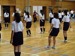 一生懸命にダンスを踊る生徒の写真