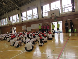 第一小学校校長のあいさつの様子