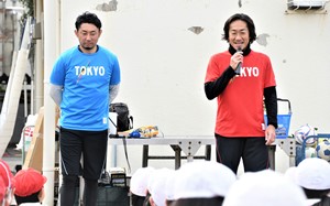 児童に講演する石川クラブコミュニケーターの写真