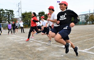 児童と石川クラブコミュニケーターが同時にゴールできた写真