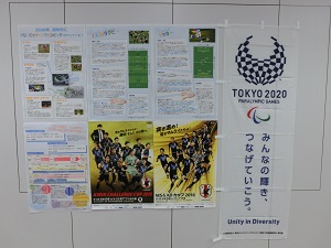 地下通路展示サッカー等の写真