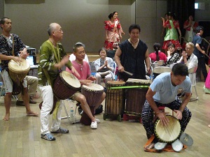 フレンドシップデーで太鼓の演奏風景写真