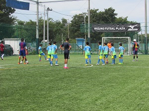 留学生と小学生の試合の様子の写真