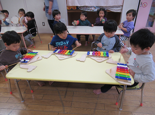 子ども達が鉄琴で遊ぶ様子の写真