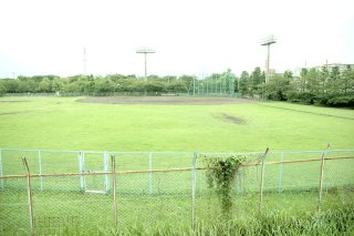 市民野球場　外野側の写真