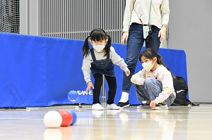 ボッチャを楽しんでいる子どもの写真