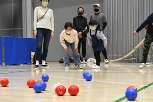 ボッチャ体験をしている子どもの写真