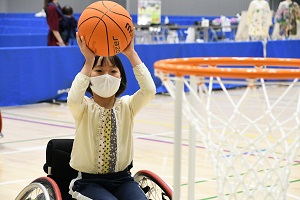 シュートを入れようとしている子どもの写真