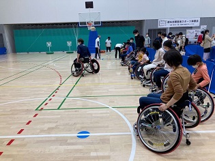 車いすの操作方法を教わっている様子