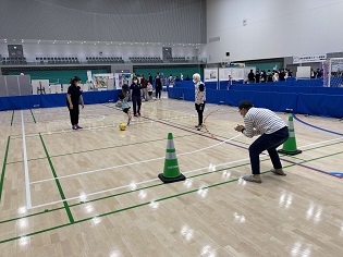 お父さんの声を頼りにお子さんがボールを蹴る様子