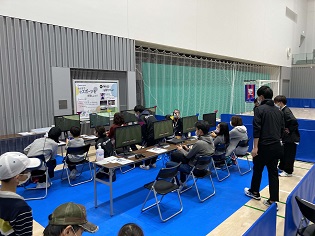 eスポーツの操作に熱中する様子