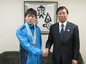 野村洋介選手と市長が握手をしている写真